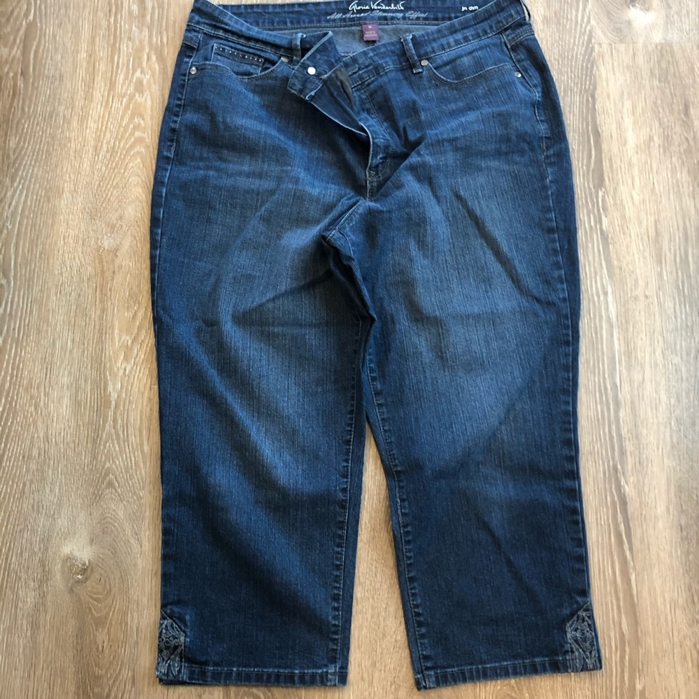 Gloria Vanderbilt cropped Jordyn jeans. Size 14.